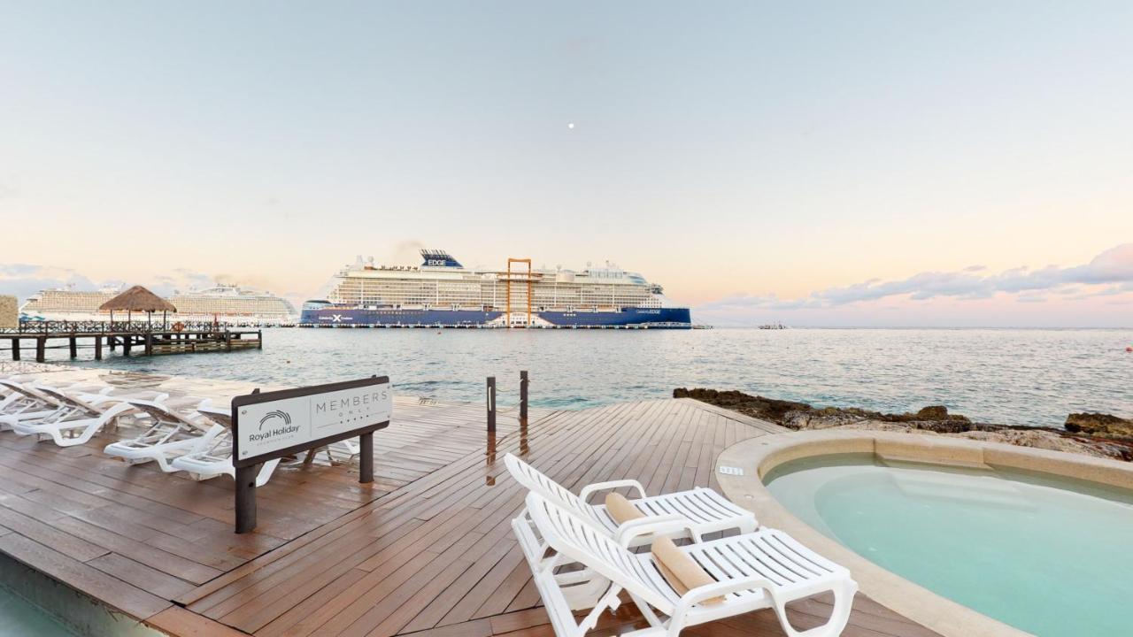Grand Park Royal Cozumel Hotel Exterior photo Cruise ship at the port of Cozumel